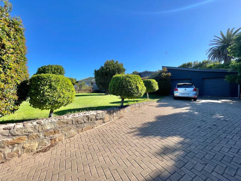 Charming 3-Bedroom Family Home Full of Potential in Mossel Bay Central, Mossel Bay - Photo 3