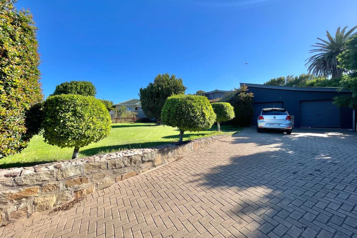 Charming 3-Bedroom Family Home Full of Potential in Mossel Bay Central, Mossel Bay - Photo 3