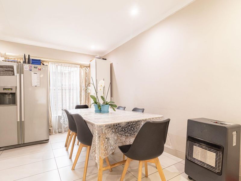 To Let in Helderkruin - Secure Complex - Photo 5