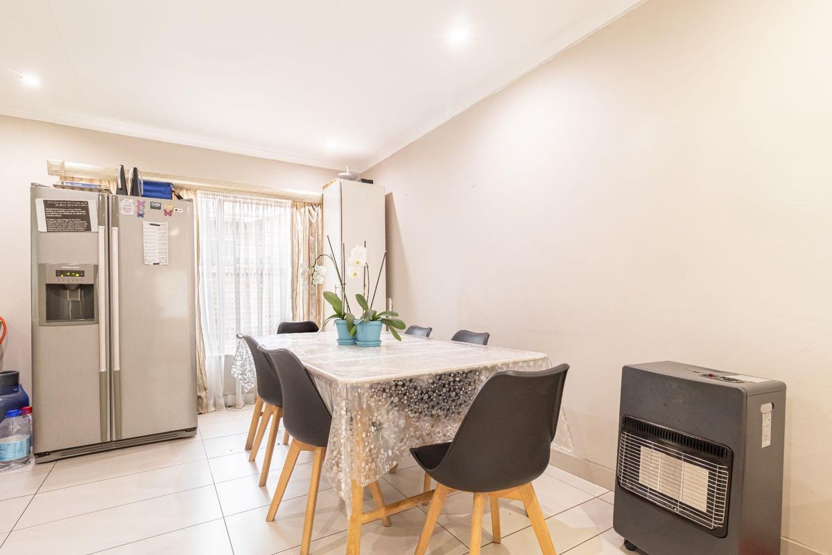 To Let in Helderkruin - Secure Complex - Photo 5