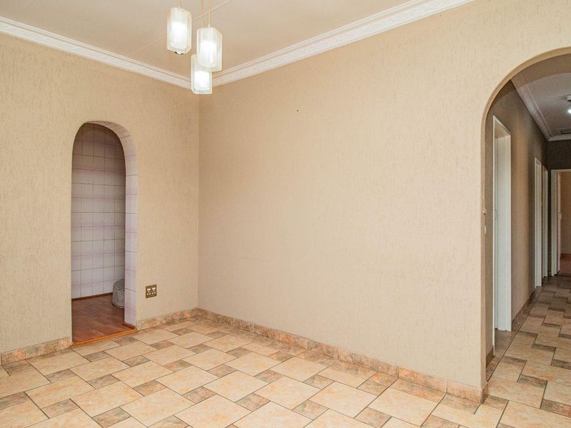 Immaculate 3 Bedroom facebrick home in Rynsoord - Photo 3