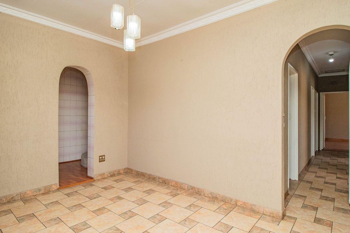 Immaculate 3 Bedroom facebrick home in Rynsoord - Photo 3