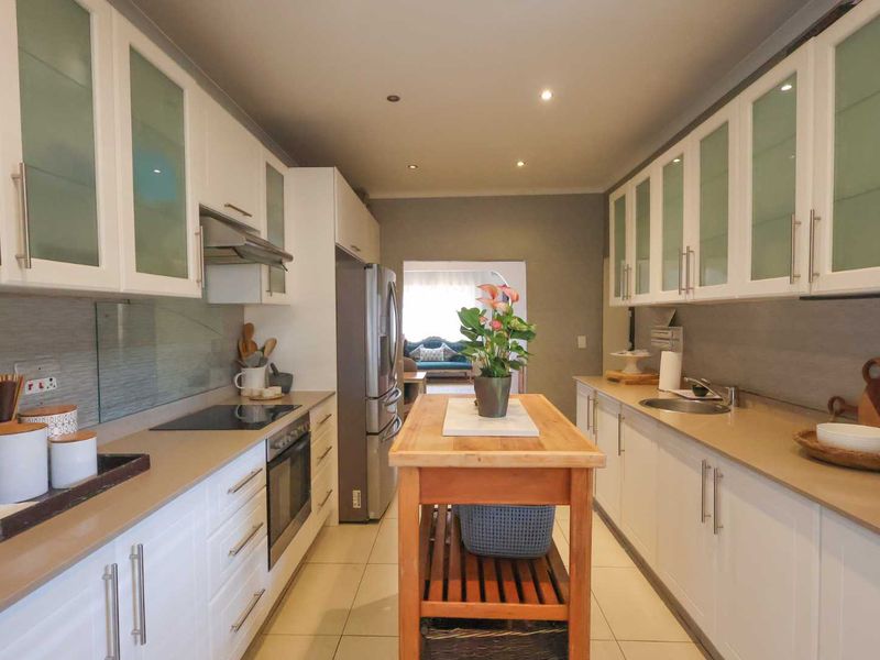 Spacious Family Home on 2303m2 | 4 Beds | Flat Land | Entertainer’s Dream! - Photo 2