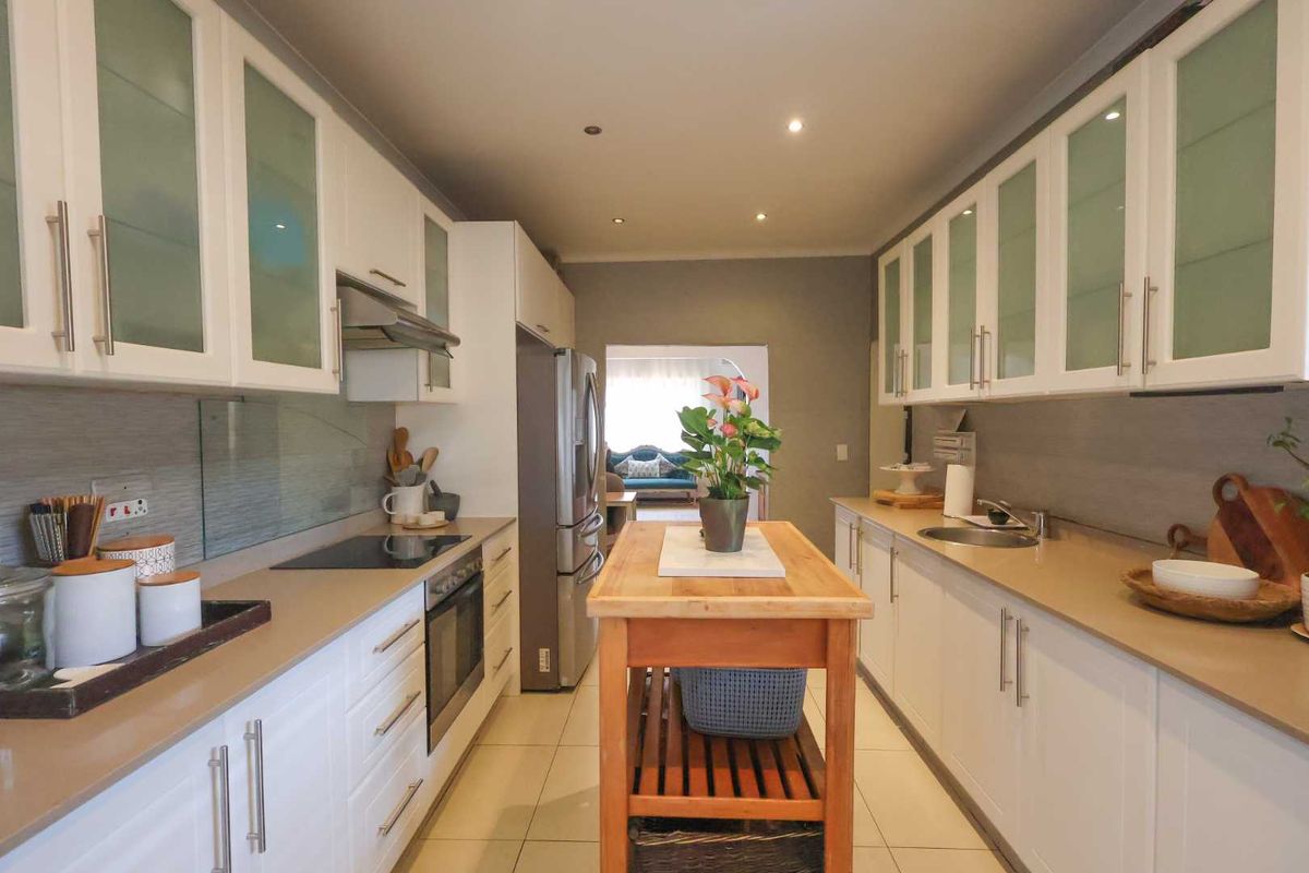 Spacious Family Home on 2303m2 | 4 Beds | Flat Land | Entertainer’s Dream! - Photo 2