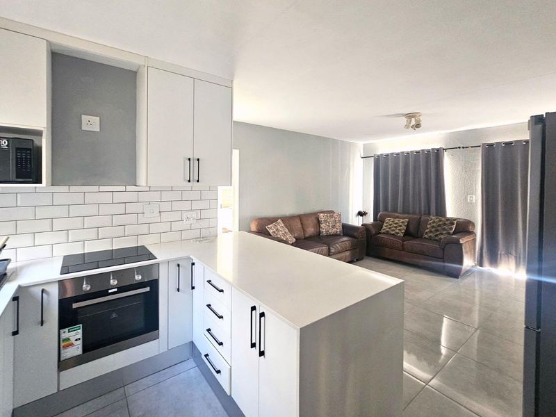 Introducing a Spectacular Renovated GROUND FLOOR Apartment in Radiokop - Photo 3