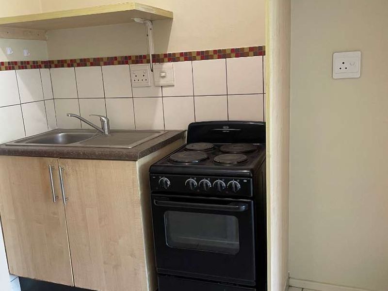 Affordable Bachelor Apartment |Block On Reitz - Photo 4