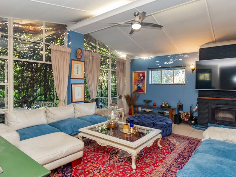 Elegant 3-Bedroom Family  Home WithPrivate Cottage, Pool & Lush Garden Oasis - Photo 5