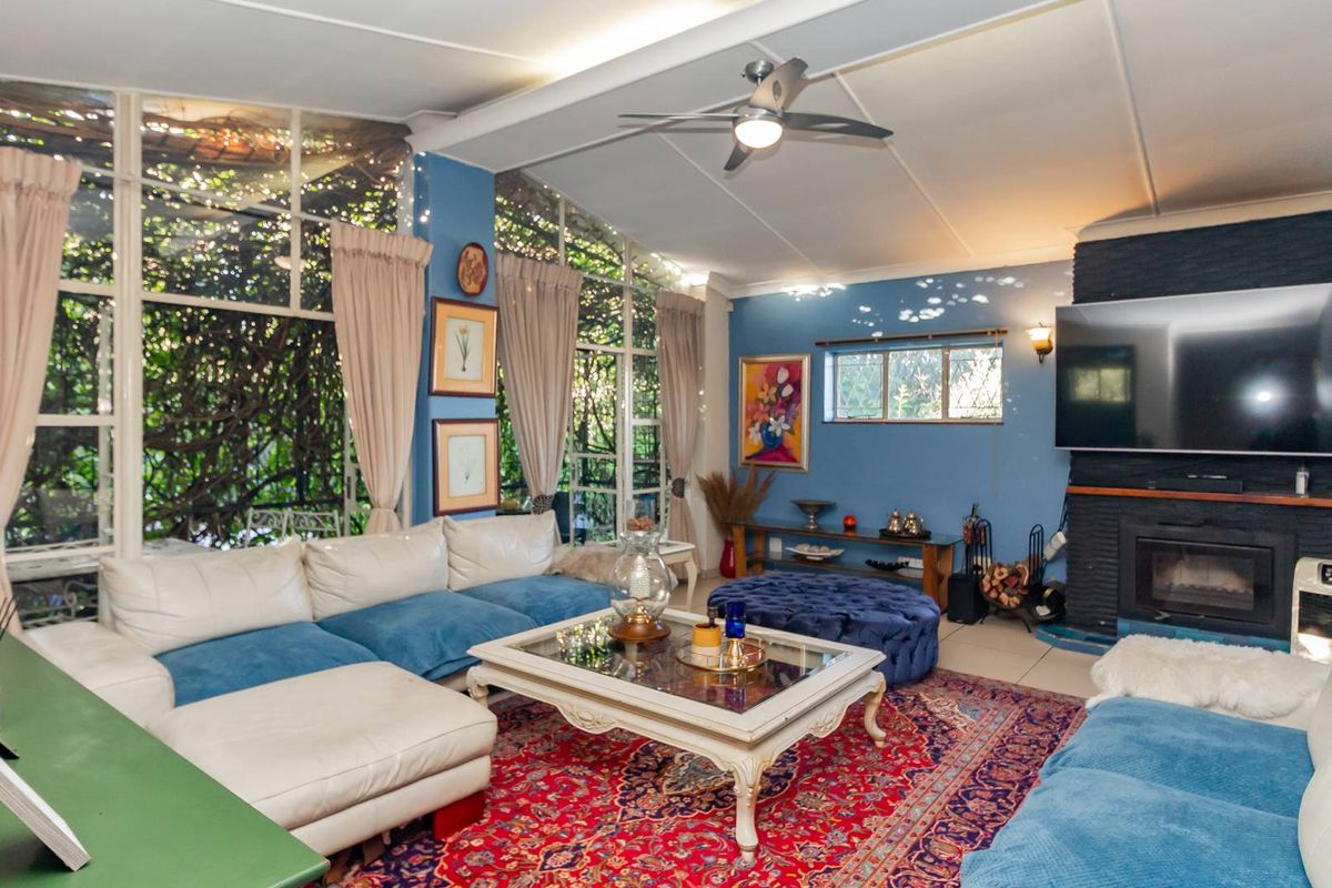 Elegant 3-Bedroom Family  Home WithPrivate Cottage, Pool & Lush Garden Oasis - Photo 5