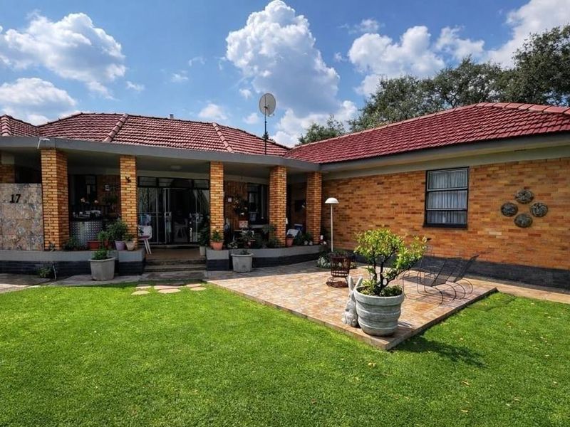 Spacious Florentia Family Living with Private Granny Flat - Photo 1
