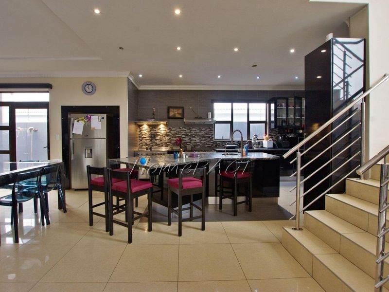 Fairway Estate, Walvis Bay:  Upmarket 5 Bedr Home is for Sale - Photo 5