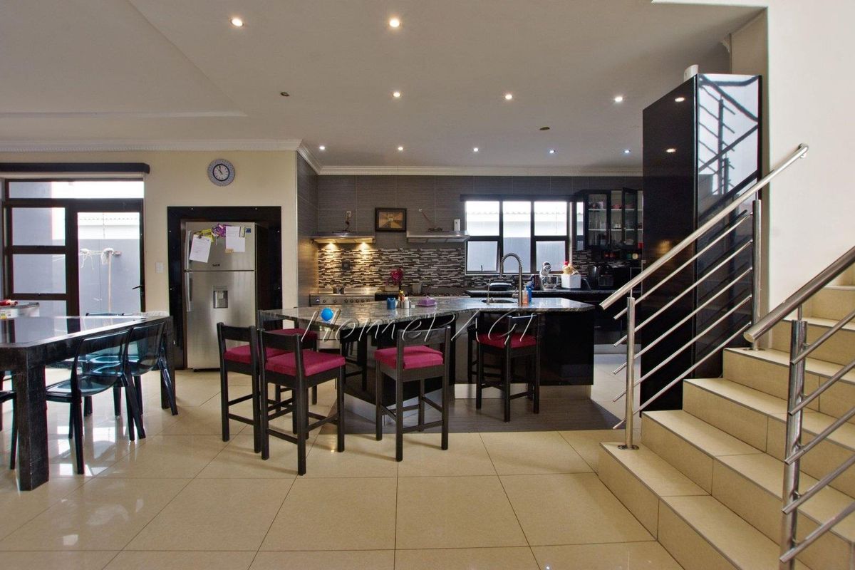 Fairway Estate, Walvis Bay:  Upmarket 5 Bedr Home is for Sale - Photo 5