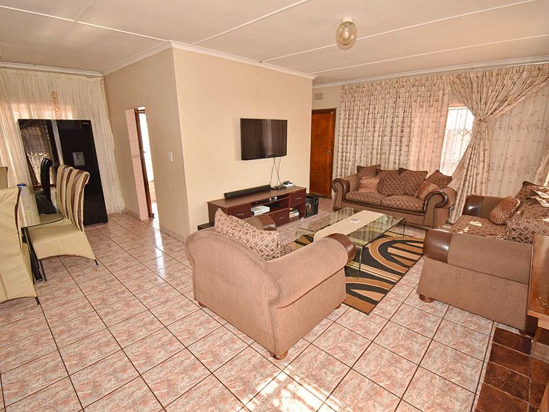 Spacious Family Home with Entertainment Features - Photo 5
