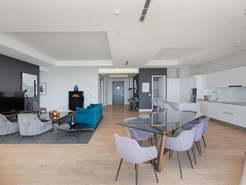 Penthouse Perfection: Breathtaking Views- Elegant Urban Retreat with Panoramic Table Mountain and Ocean Views - Photo 8