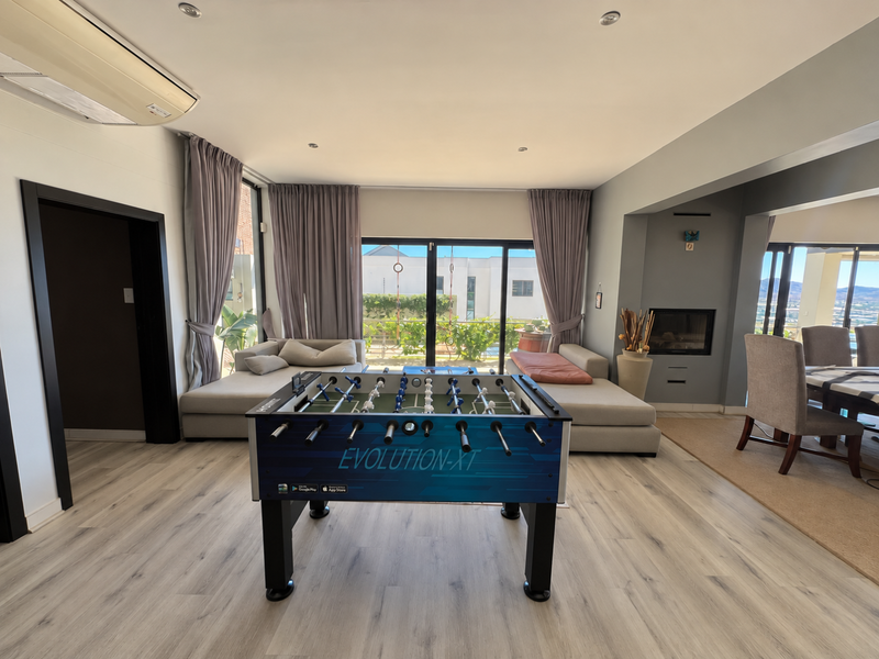 Modern, triple storey home with elevated views - Photo 4