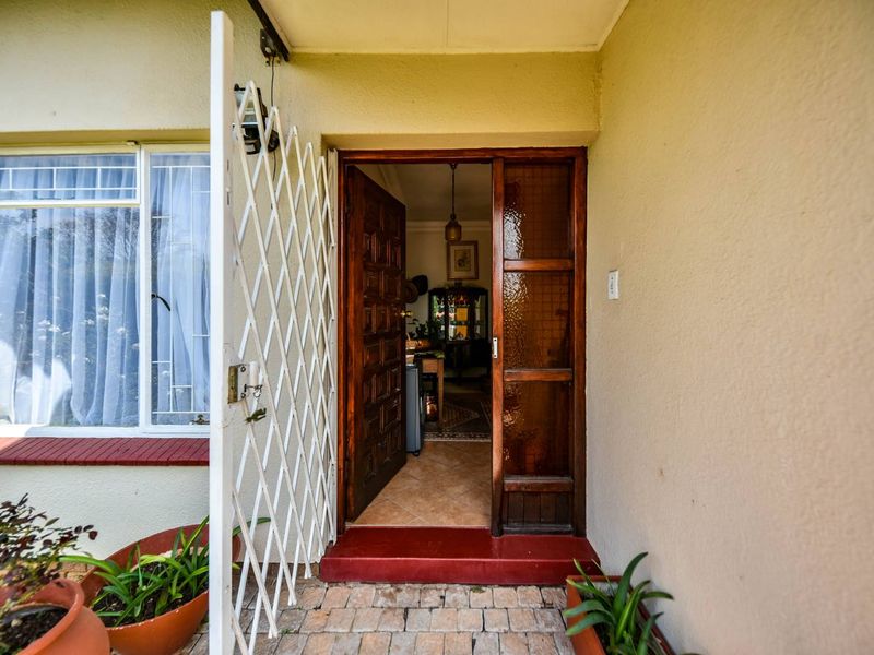 Three bedroom home with spacious flat - Garsfontein - Photo 4