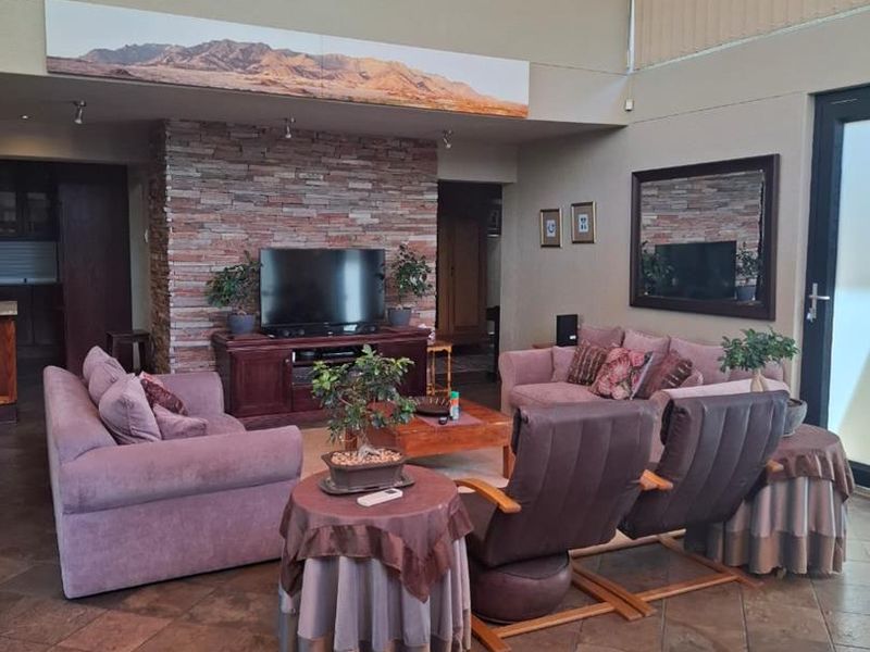 Spacious 5-Bed Residence with Consulting Rooms in Klein Windhoek - Photo 5