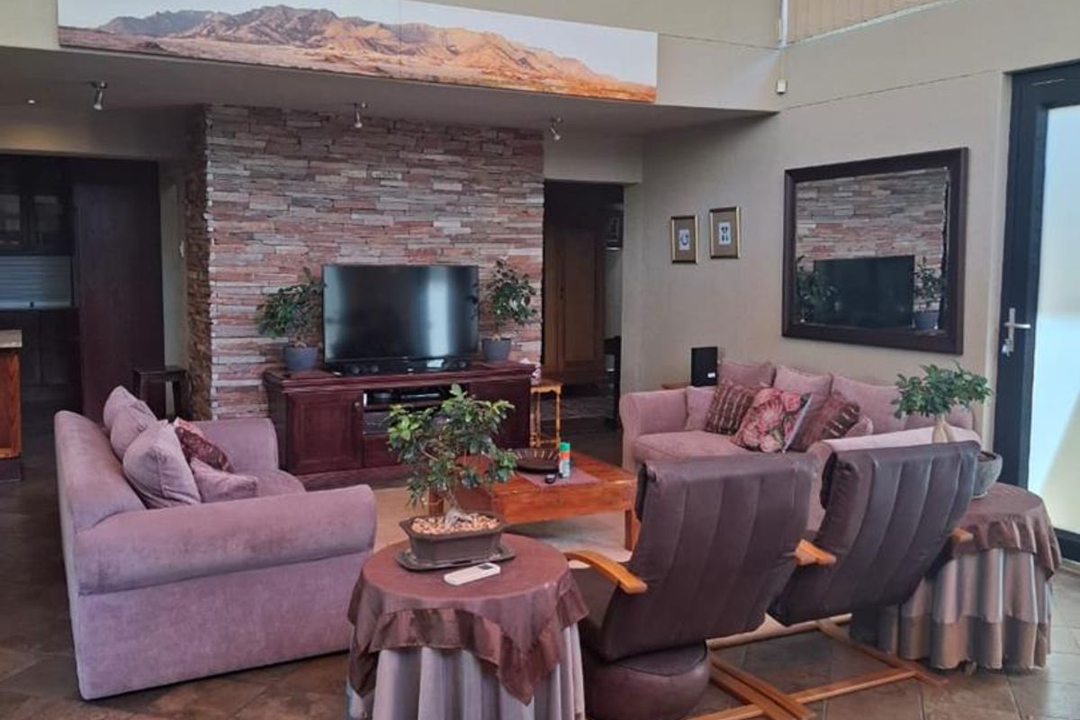 Spacious 5-Bed Residence with Consulting Rooms in Klein Windhoek - Photo 5