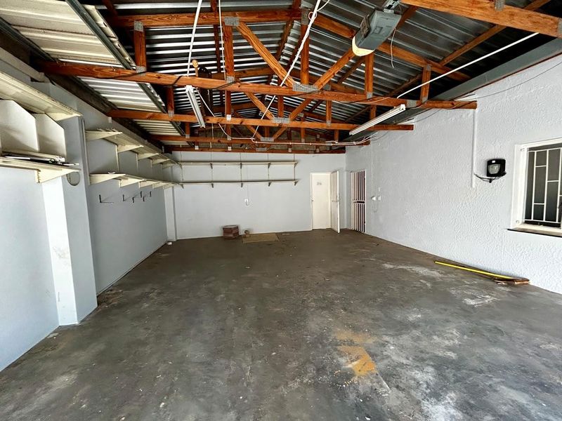 Situated on an erf of more than 2000m2 in an increasingly popular area, this home offers space and comfort. - Photo 7