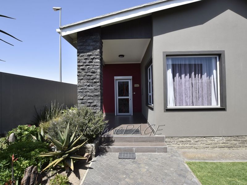 Central, Swakopmund:  EXTREMELY NEAT Home with 3 FLATS is for Sale - Photo 6