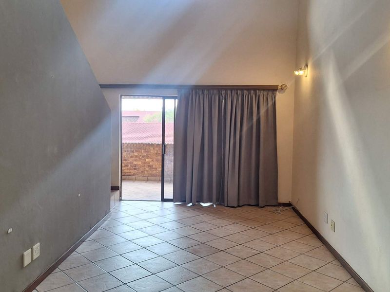 Beautiful 3 Bedroom Townhouse With Loft - Photo 10