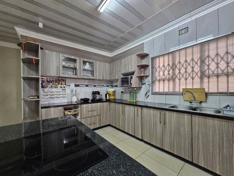 Welcoming Four Bedroom Family Home in Empangeni - Photo 4
