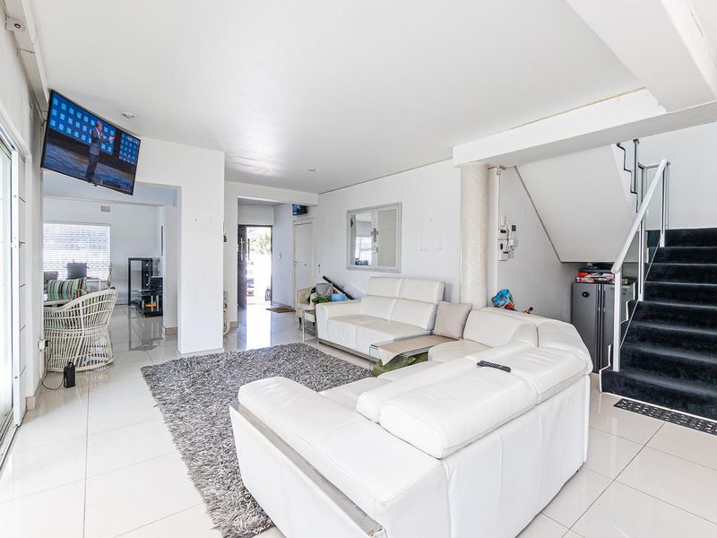 Modern home in prestigious area - Photo 6