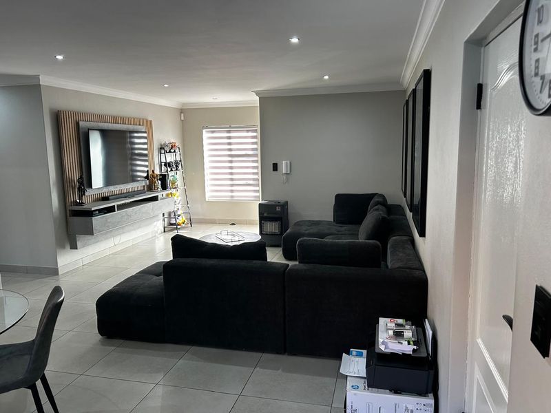 Stunning Facebrick Cluster for rent - Photo 2