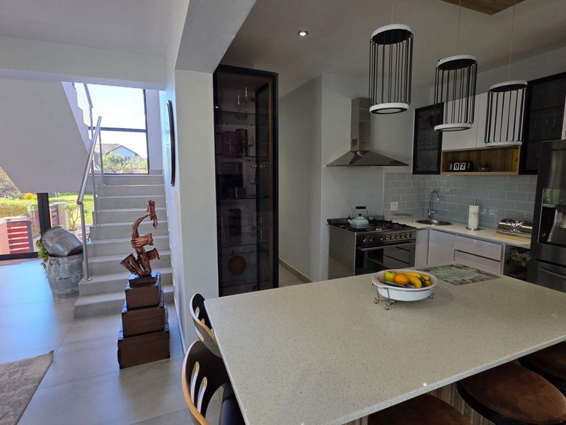 Elegant 4 Bedroom Family Home in The Hills Nature Reserve - Photo 8