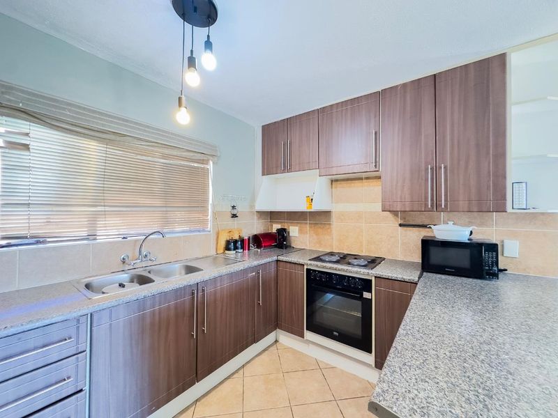 2 Bedroom Townhouse with a Private Garden - Photo 4