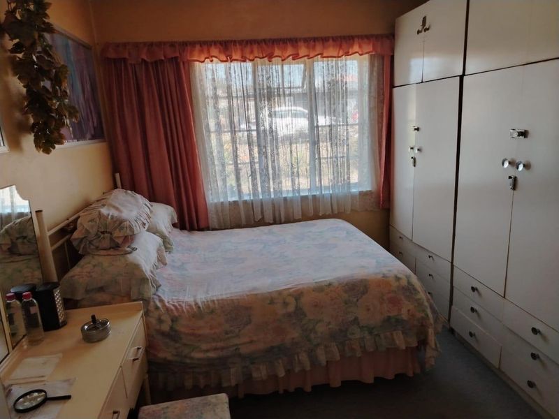 Charming Gem in South Hills - Photo 7