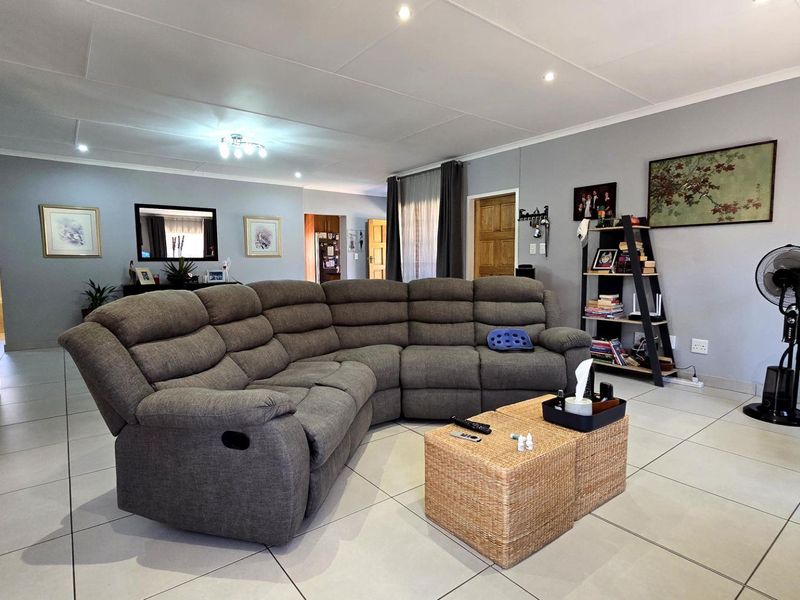 3 Bedroom Cluster for Sale in New Market - Photo 2