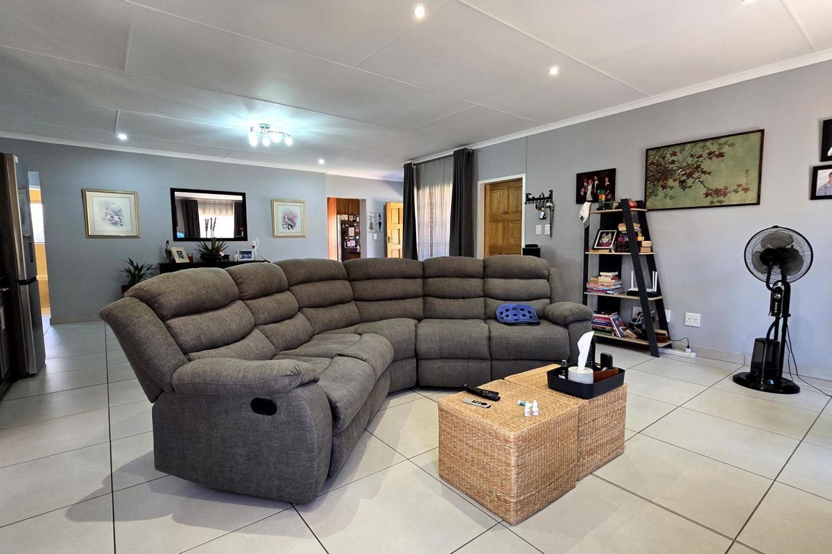3 Bedroom Cluster for Sale in New Market - Photo 2