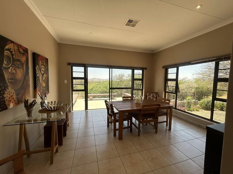 A well-maintained 4-bedroom home, surrounded by nature, offering comfortable estate living just outside the city. - Photo 3