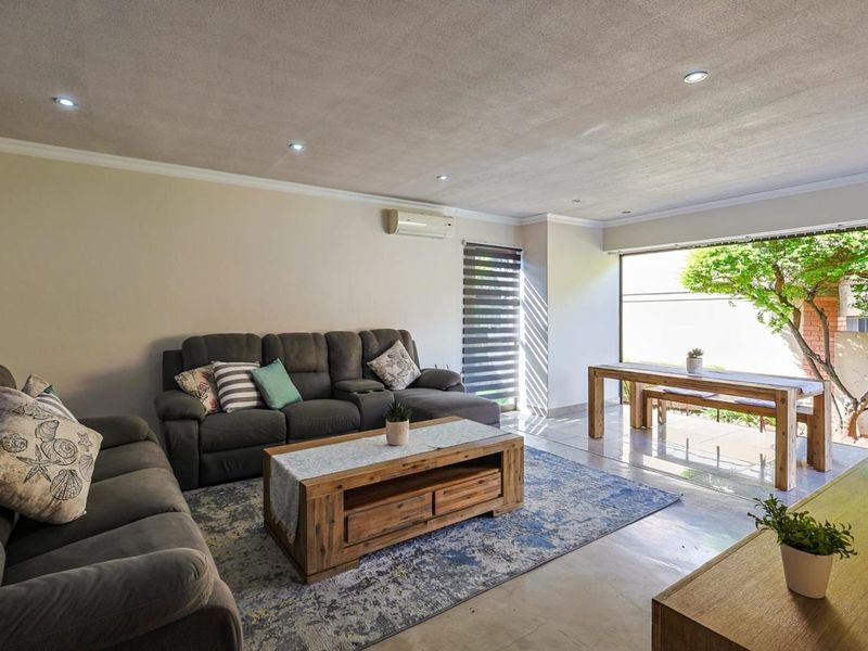 Charming three-bedroom home in Monterrey Place - Photo 6