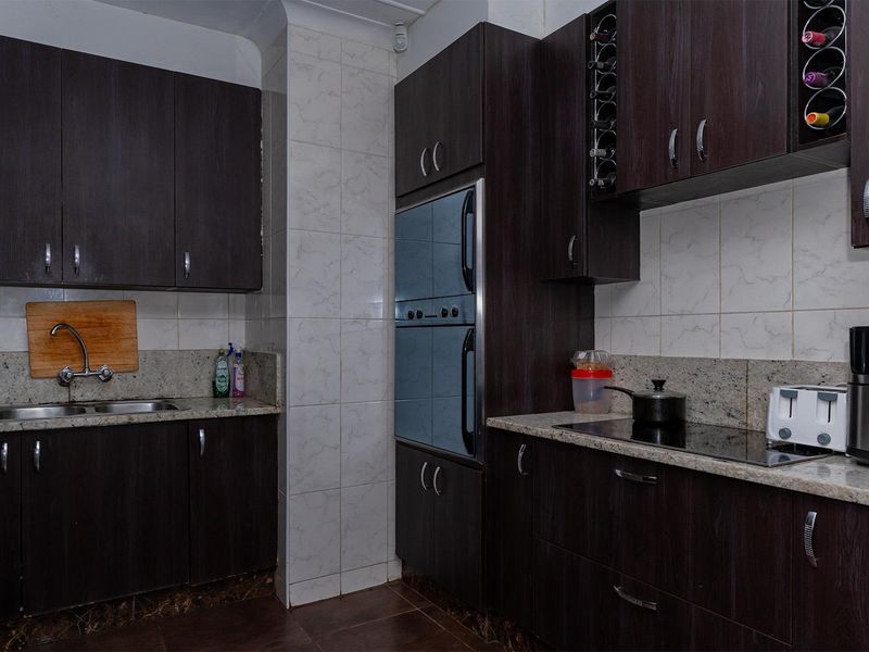 Your Dream Home Awaits! Spacious 3 Bedroom Family Home with a 2 Bedroom Flatlet in a Secure Boomed Area – Edleen - Photo 9