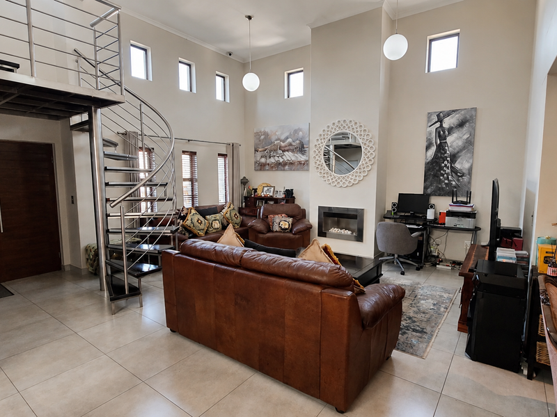 EXCLUSIVE FAMILY LUXURY IN THE HEART OF SUNNINGDALE - Photo 6