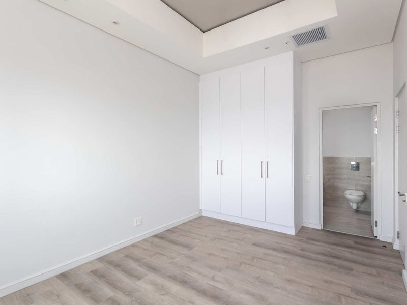 Modern Two-Bedroom Apartment with a Balcony overlooking the Ocean at Harbour Arch in Cape Town - Photo 7