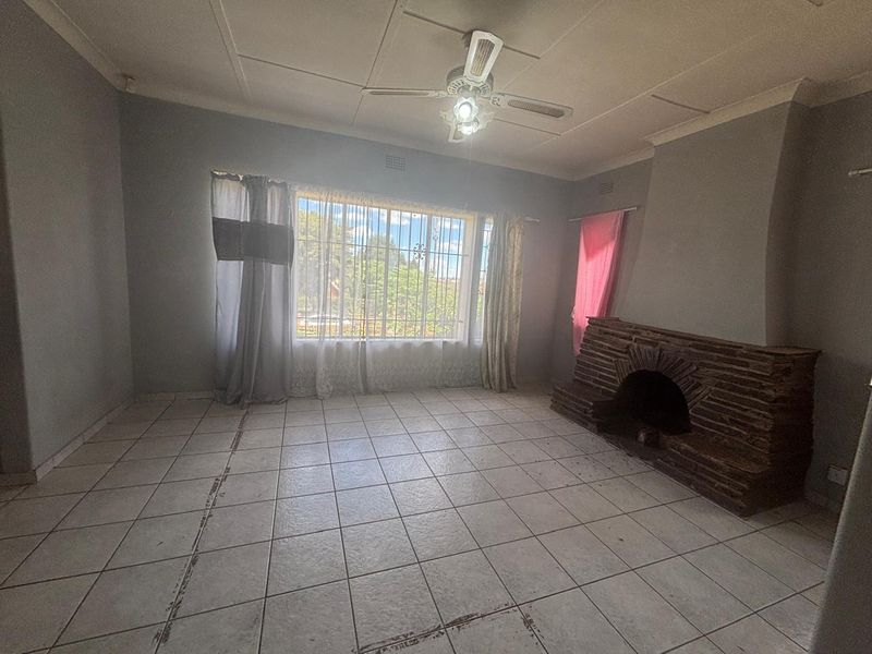 3 Bedroom 1 Bathroom House for sale in Linmeyer - Photo 10