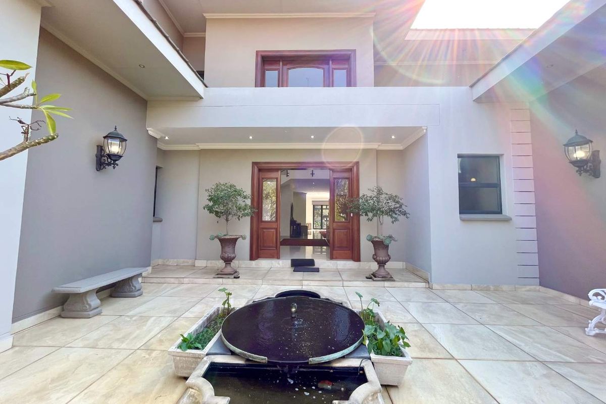 Elegant Family Living in Lombardy Estate – Luxury, Space & Timeless Comfort - Photo 3