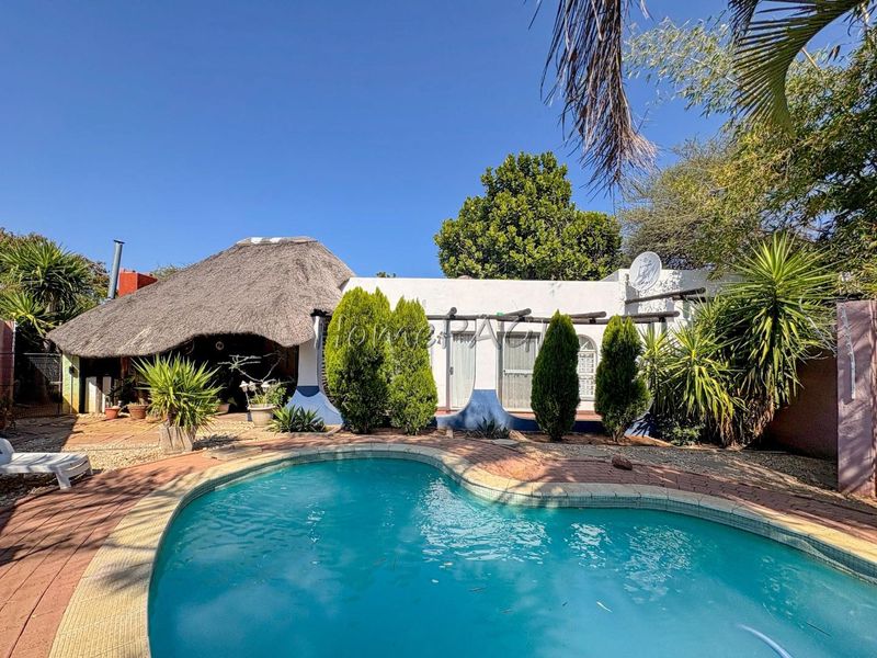Otjiwarongo:  4 Bedr home with 1 Bedr Flat is for Sale - Photo 1