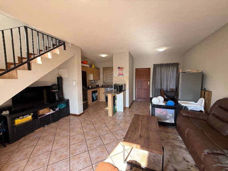 2-Bedroom Townhouse with Private Garden – Lock-Up Garage - Photo 5