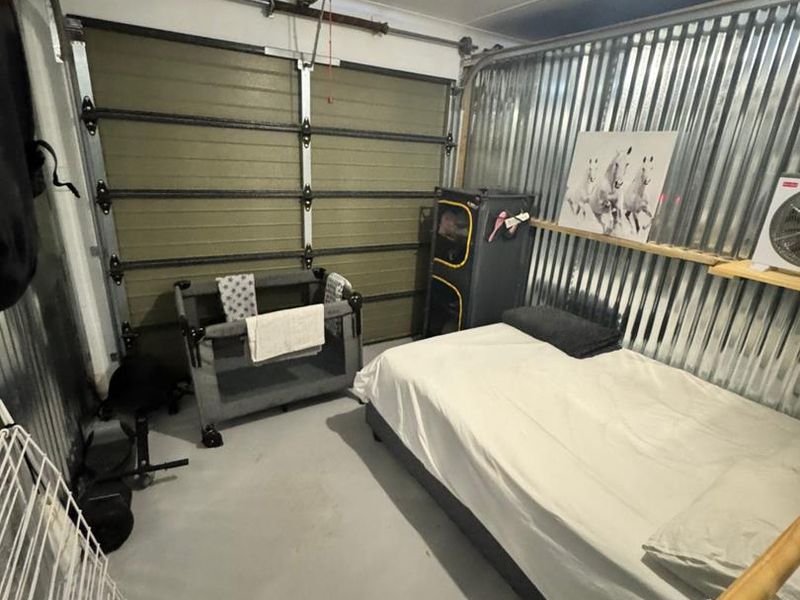 Not Your Average Beach House – A Quirky Coastal Canvas in Pearly Beach - Photo 9