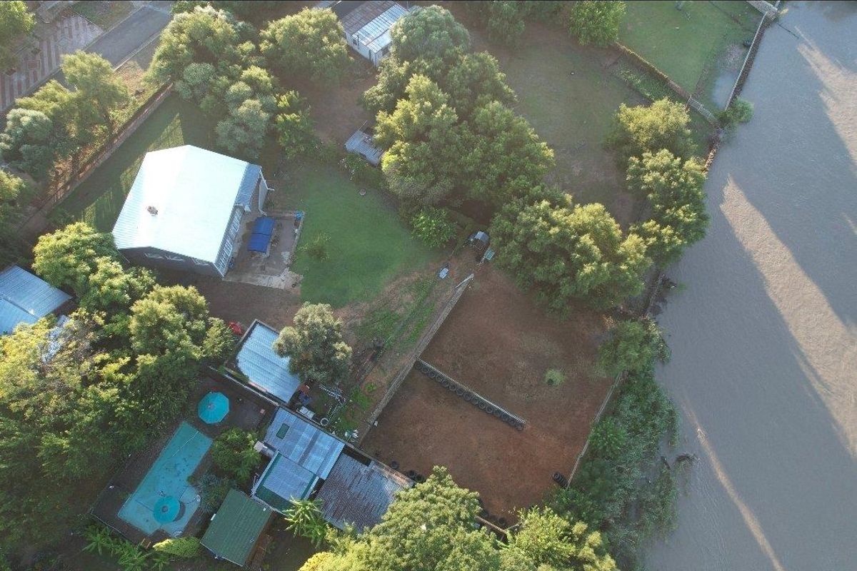 Riverfront 4-Bedroom Double Storey Home with Apartment in Barkly West - Photo 4