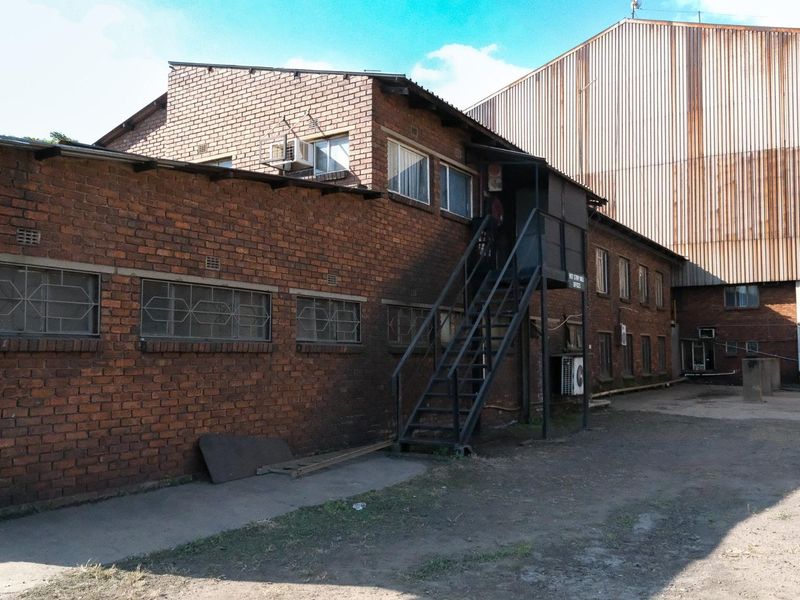 TO LET - WORKSHOP WITH 90 TON & 20 TON CRANES, OFFICE & YARD - Photo 4