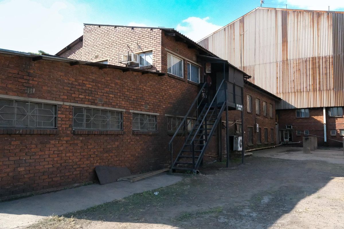 TO LET - WORKSHOP WITH 90 TON & 20 TON CRANES, OFFICE & YARD - Photo 4