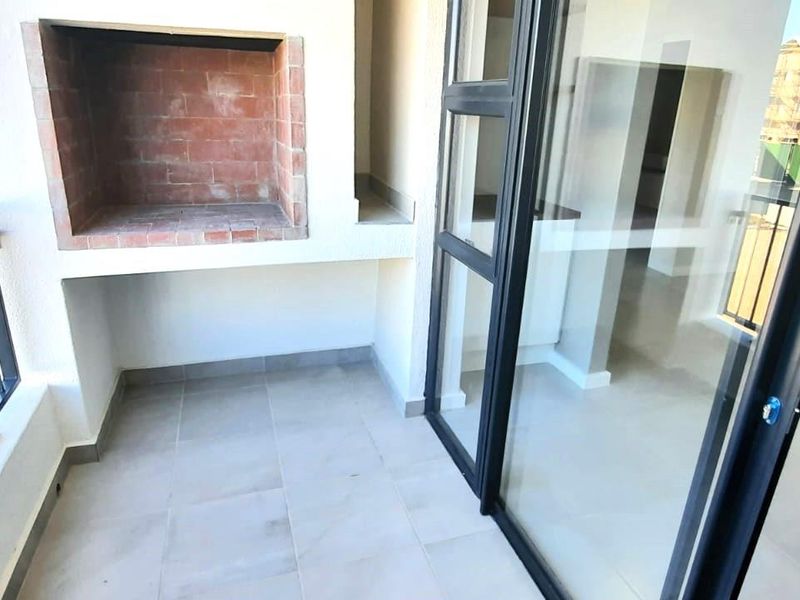 Sunny spacious two bedroom One bathroom first floor apartment - Photo 9