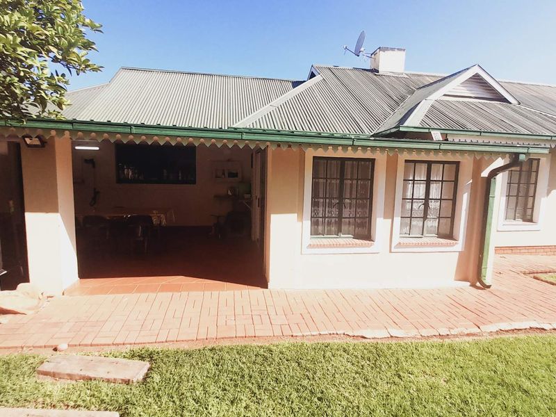 Charming 3-Bed Home in Kingfisher Village Awaits You - Photo 3