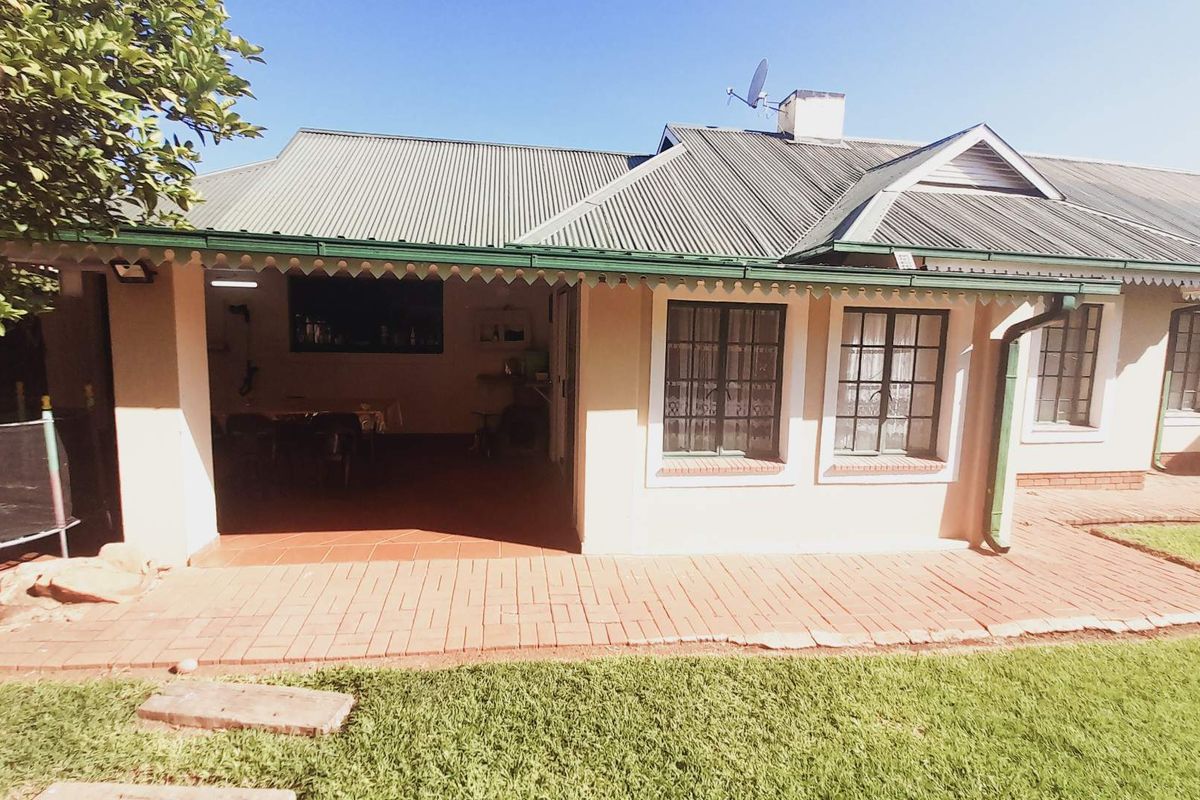 Charming 3-Bed Home in Kingfisher Village Awaits You - Photo 3