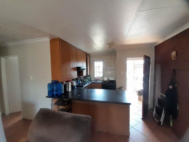 Contemporary Lock-Up-and-Go 2-Bedroom Townhouse in Ravensklip. - Photo 7