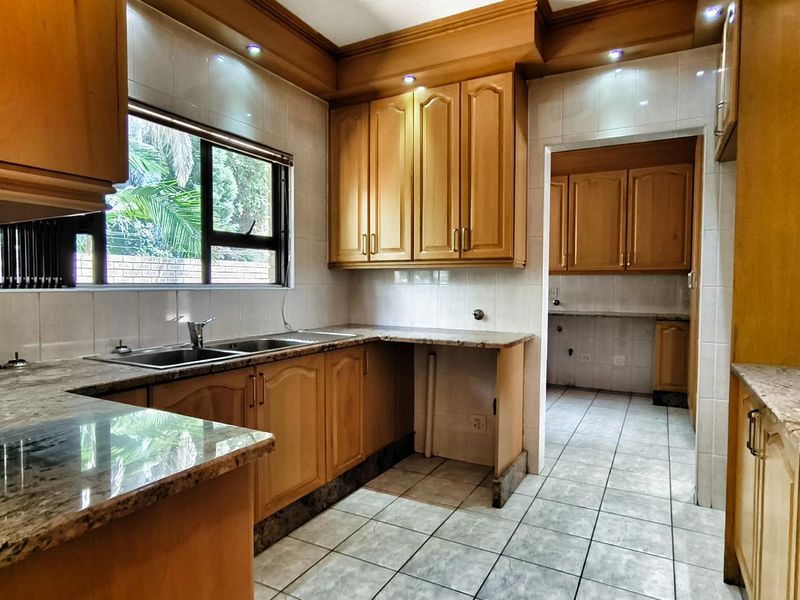 Stunning Spacious Facebrick Beauty - Photo 2